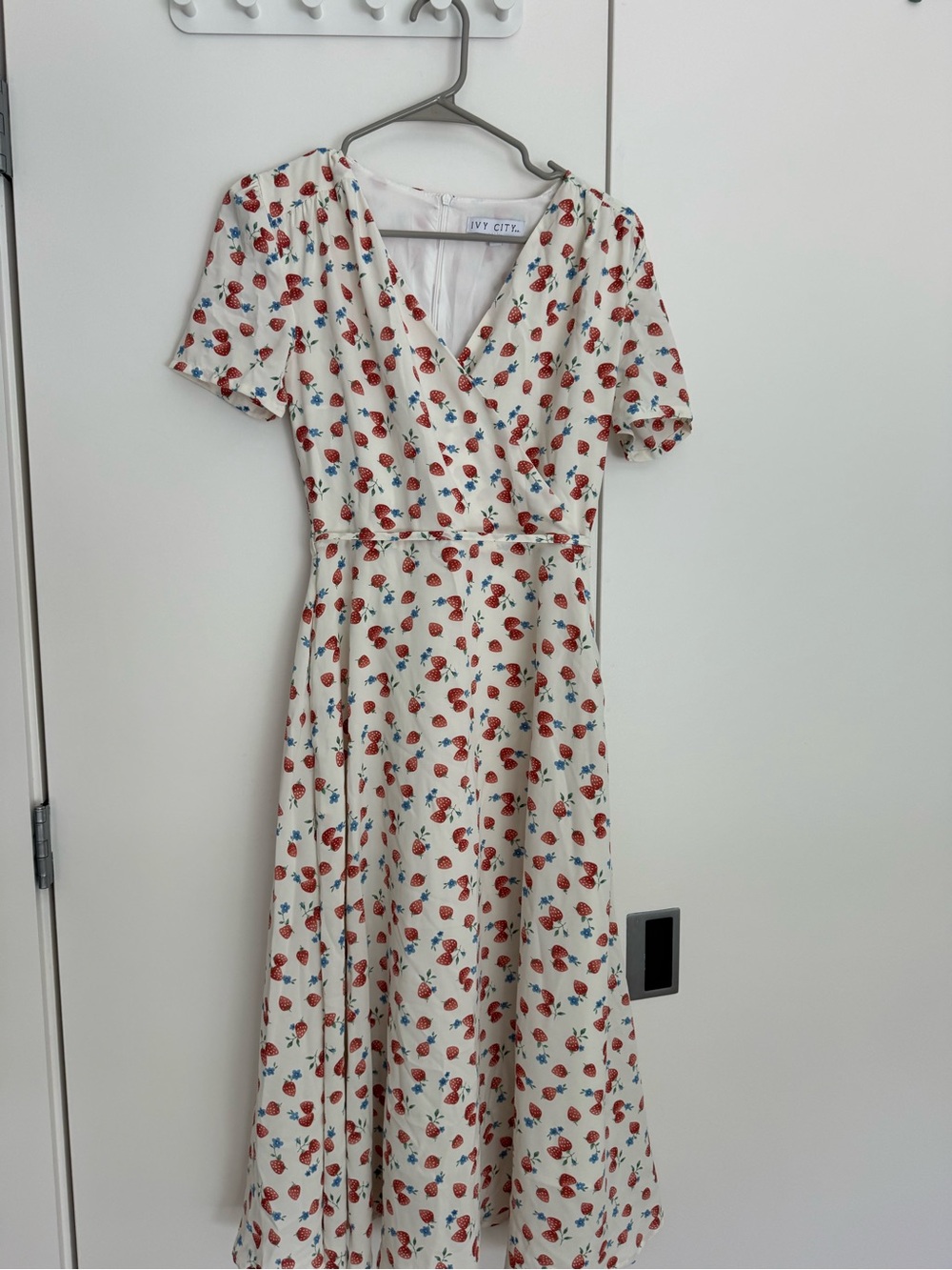 Ivy City Co Cream Strawberry-Print Midi Dress